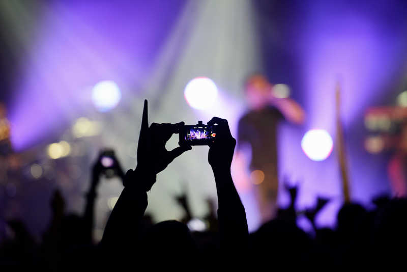 电话录像记录摇滚乐队在音乐会上的演出