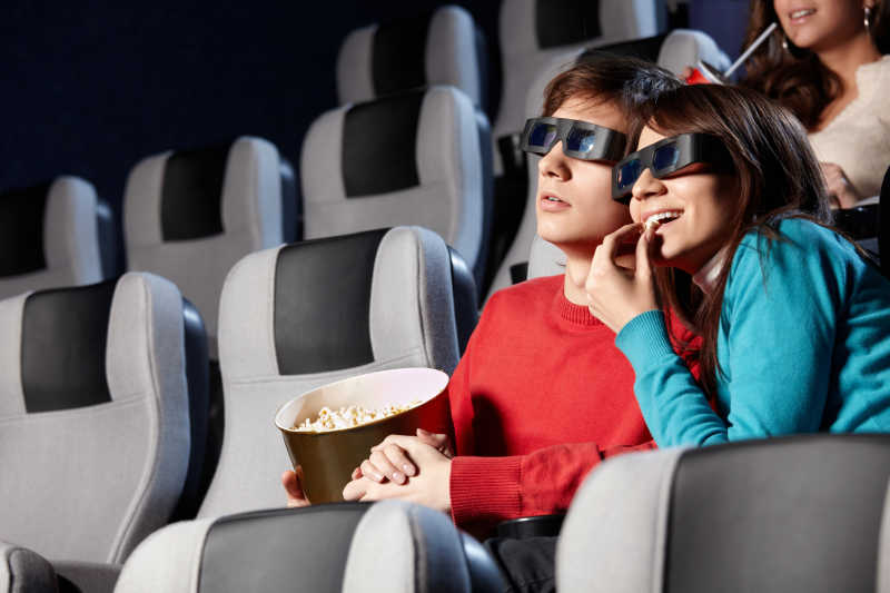 戴着3D眼镜看电影的情侣