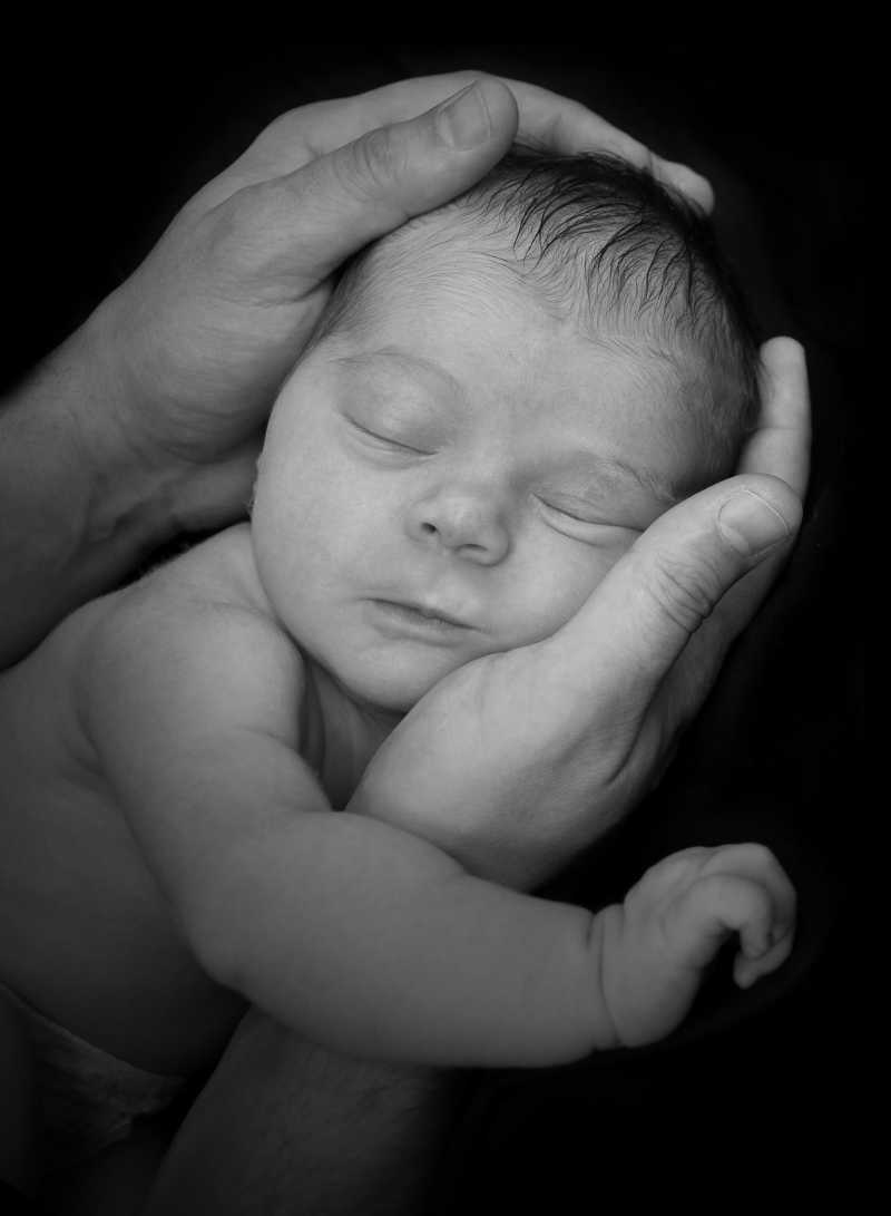 刚出生的婴儿被捧在手里