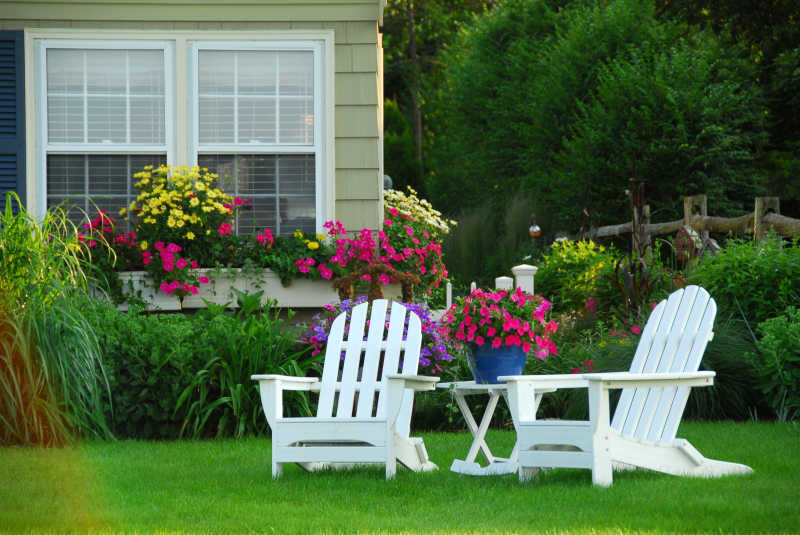 草坪花园中的两张休息椅