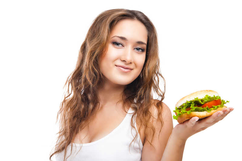 女人微笑着手上拿着一个汉堡