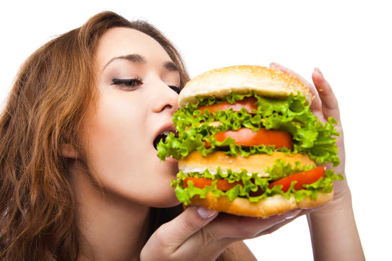 女人张着嘴巴吃汉堡特写