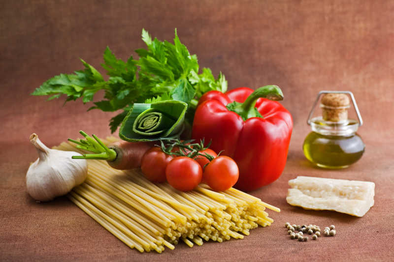 桌子的意大利面和番茄等蔬菜