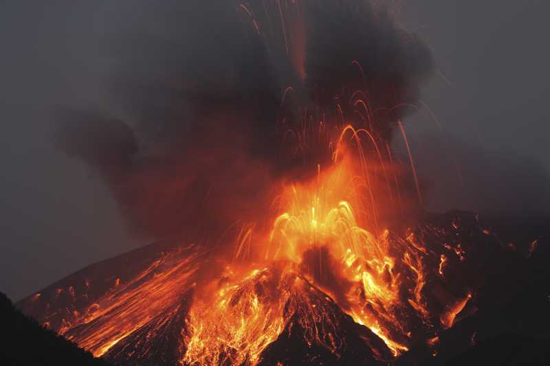 熔岩从樱岛鹿儿岛爆发