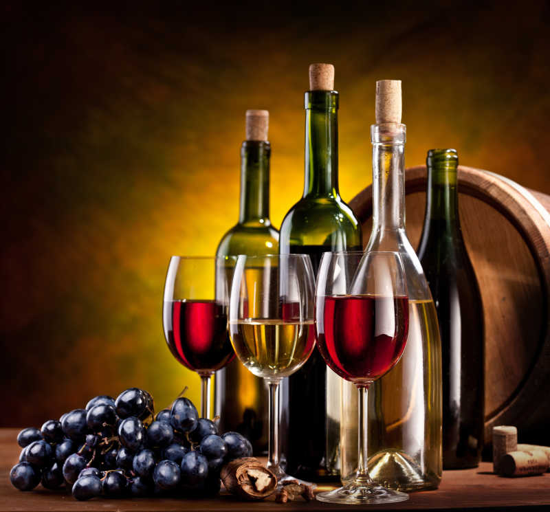 葡萄酒坚果和橡木桶