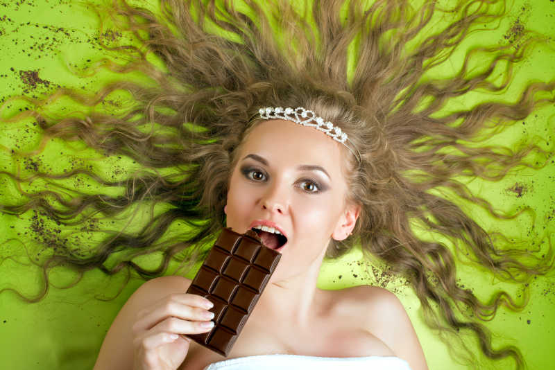 吃巧克力的美丽女孩