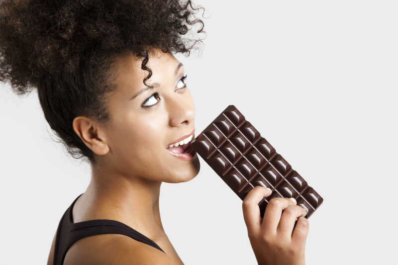 一个吃巧克力的非洲女孩