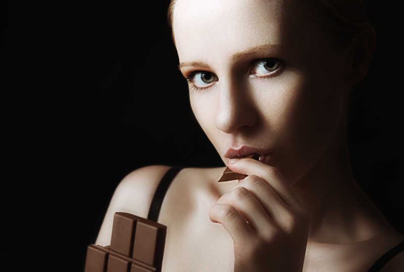 一个吃巧克力的女人