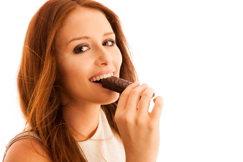一个外国女人在吃黑巧克力
