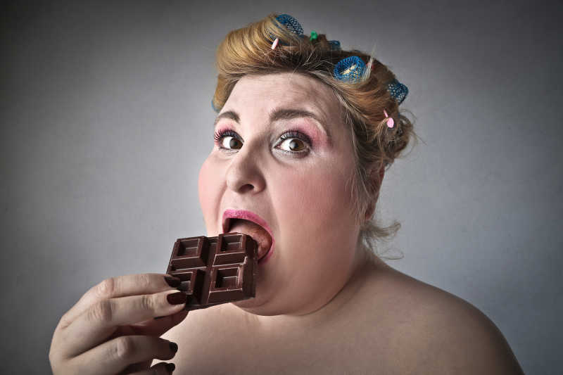 一个胖美女在吃巧克力