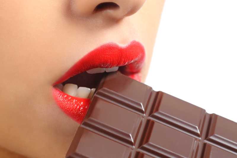 一个红唇女人将要吃巧克力
