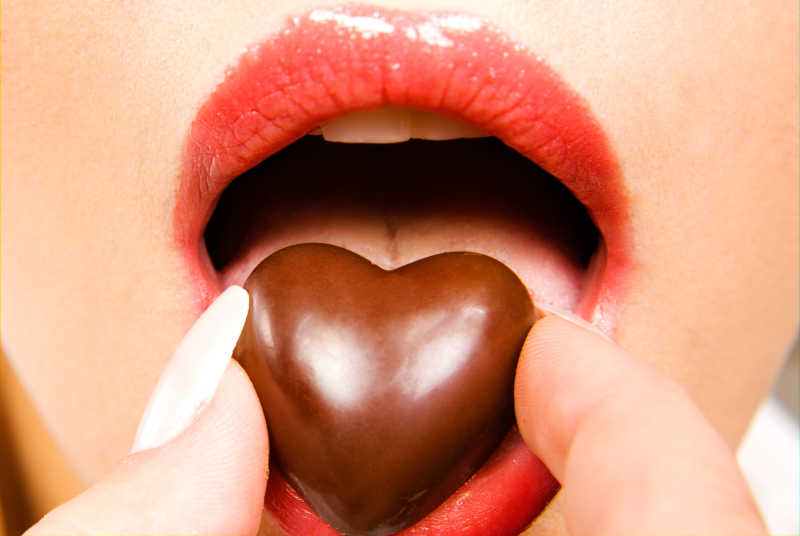 张嘴吃心形巧克力