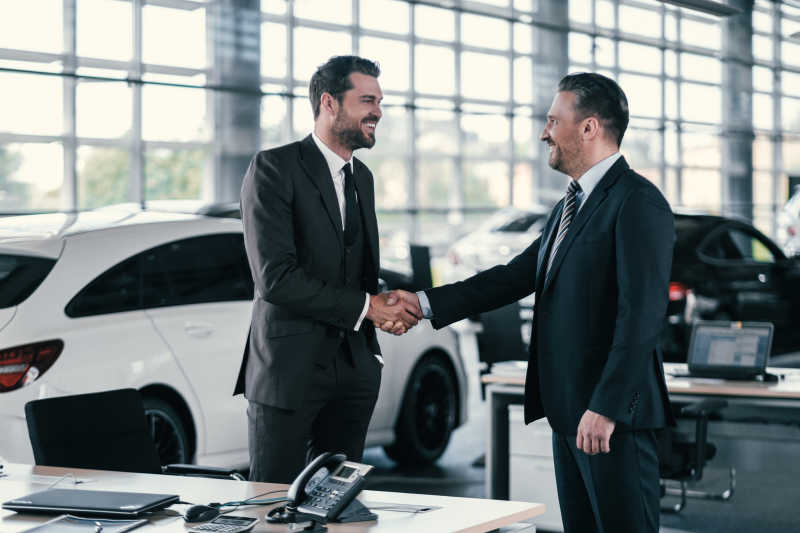 汽车经销商与客户握手