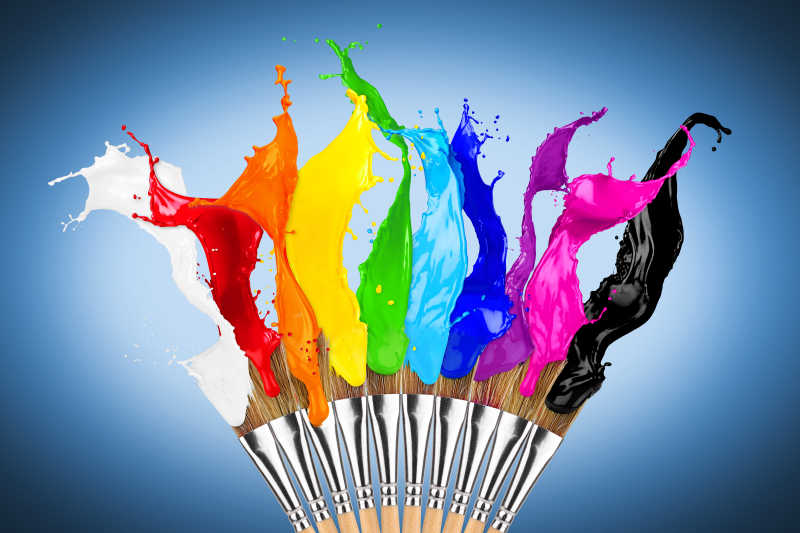 涂有各种颜色的画笔飞溅颜料