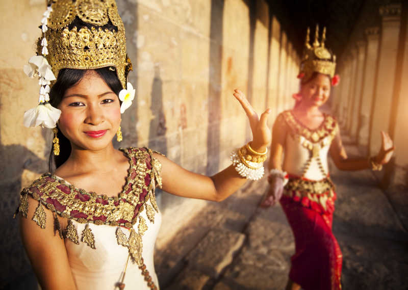 柬埔寨美女跳传统舞蹈