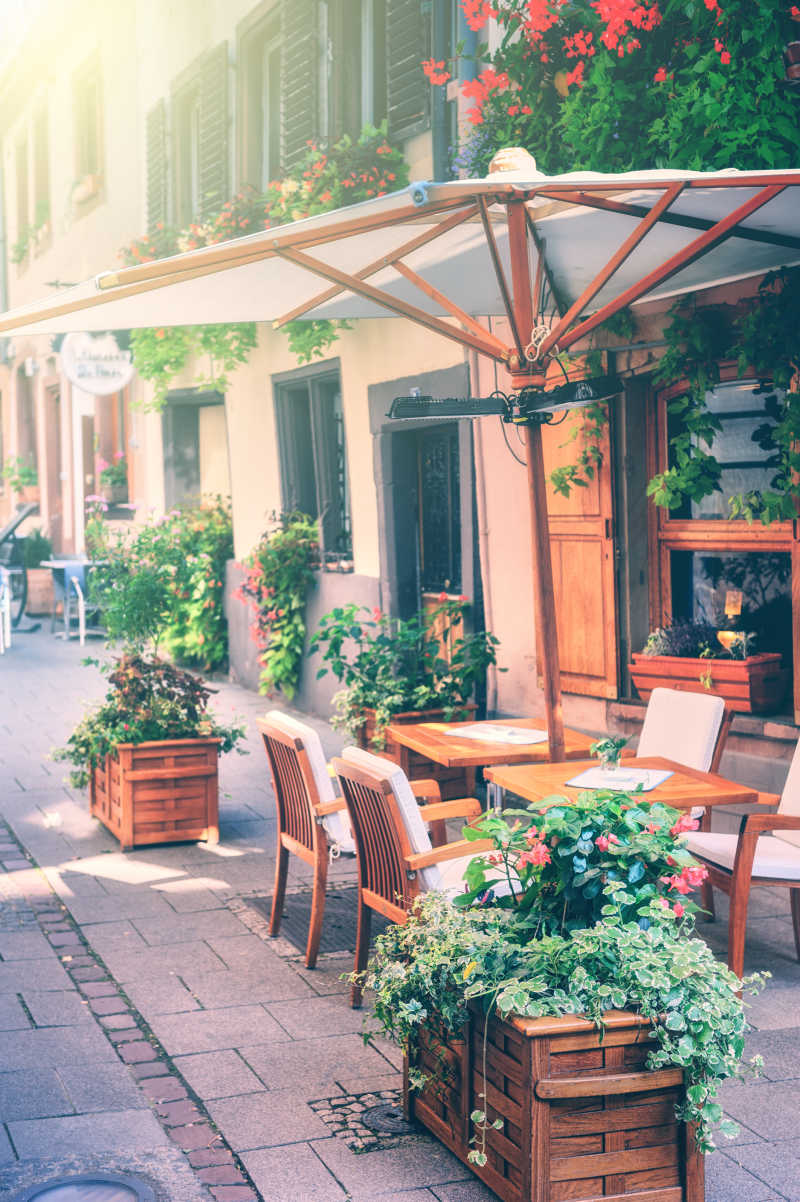 欧洲小城市的咖啡露台