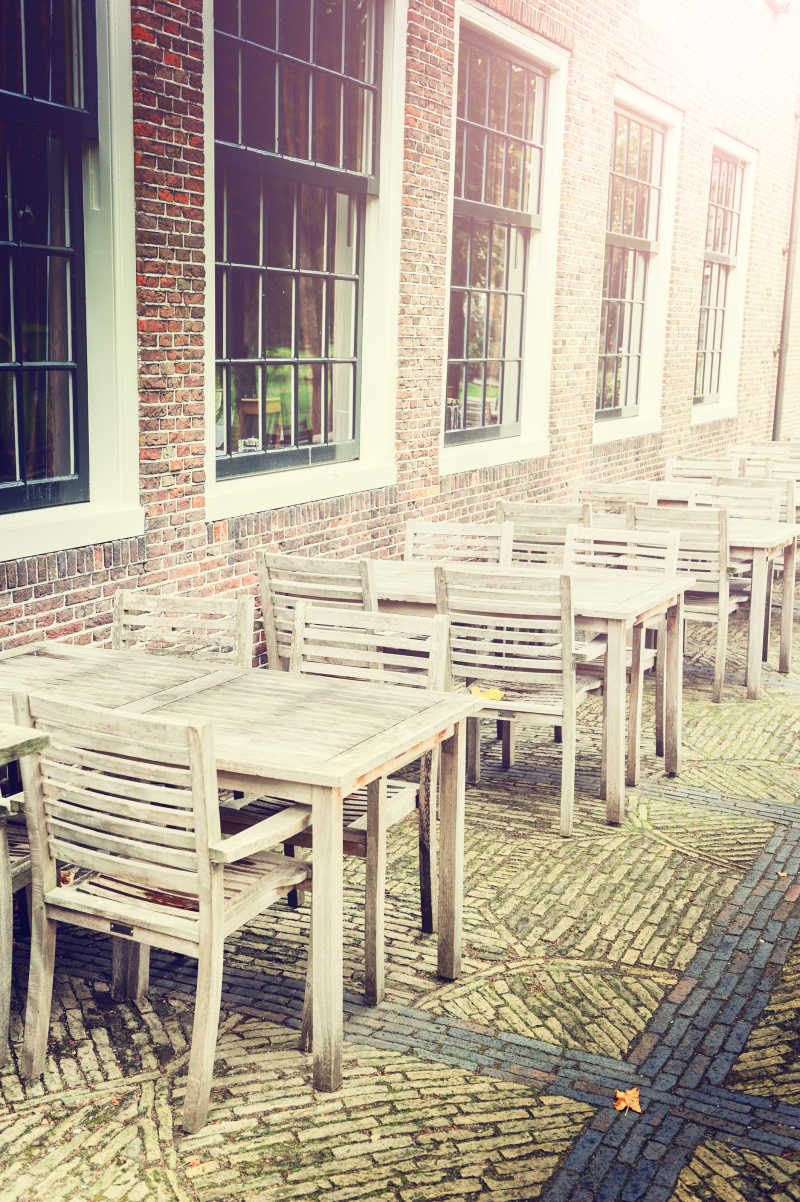 靠墙的简单木质咖啡馆桌椅