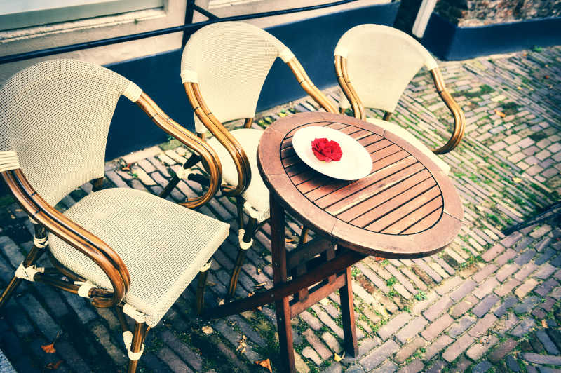 露天的咖啡馆桌椅