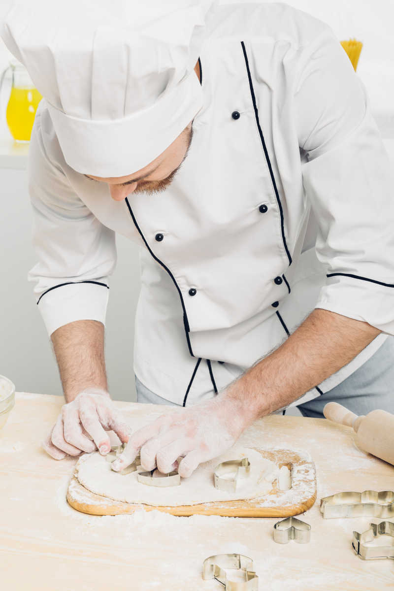 外国厨师正在制作不同样式的饼干