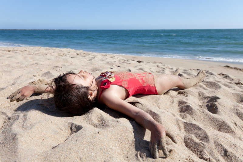 躺在沙滩休息的女孩子