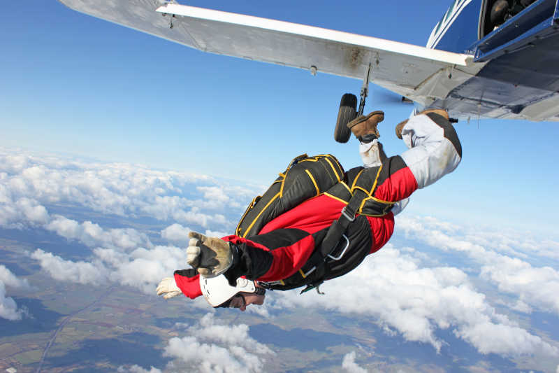 跳伞运动员准备从飞机跳下