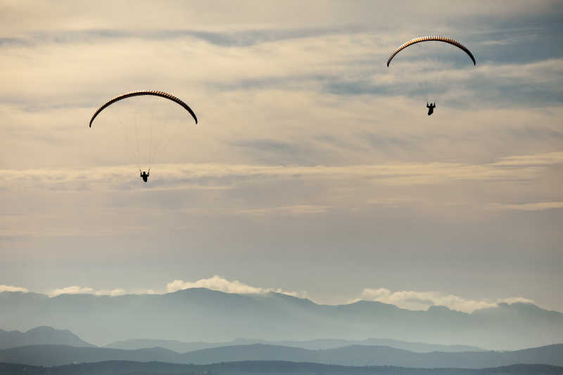 人练滑翔伞飞行运动户外探险