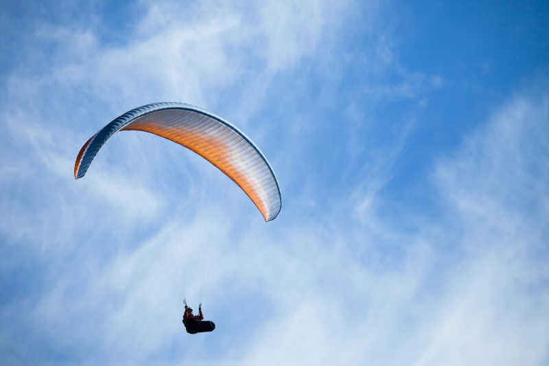 人练滑翔伞飞行的运动户外探险