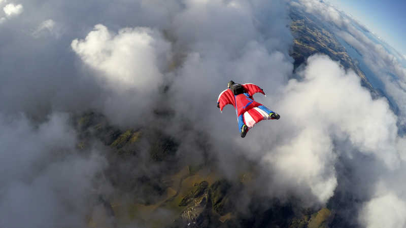 连衣裤运动员在空中