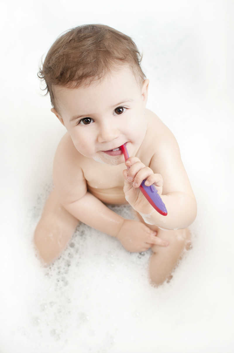 可爱的宝宝在刷牙