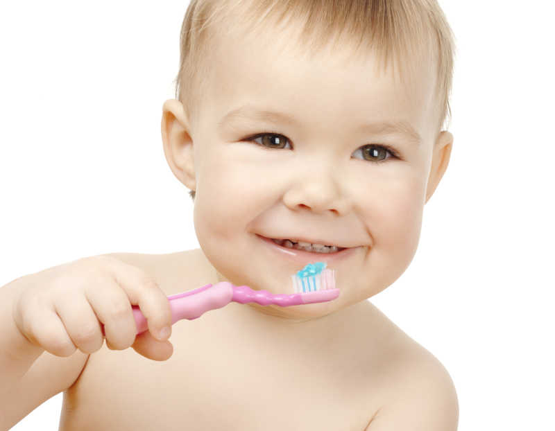 可爱的孩子微笑的清洁牙齿