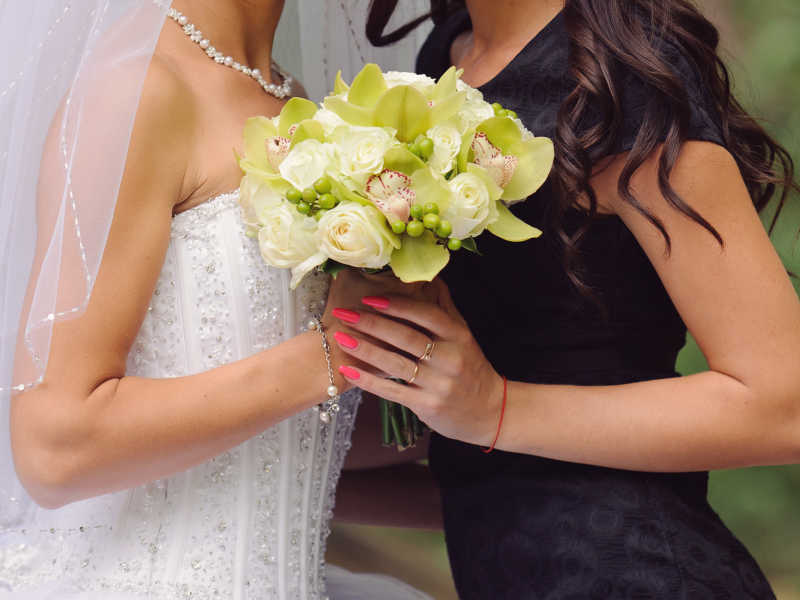 新娘和伴娘手拿花束