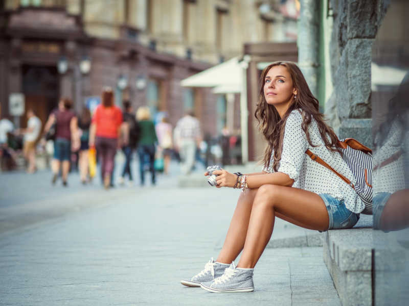 户外带相机的年轻女孩