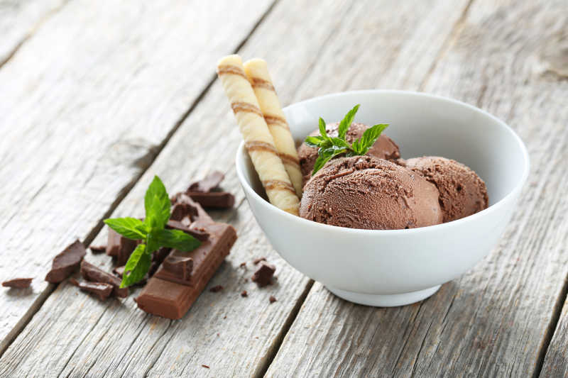 碗里的甜巧克力冰淇淋
