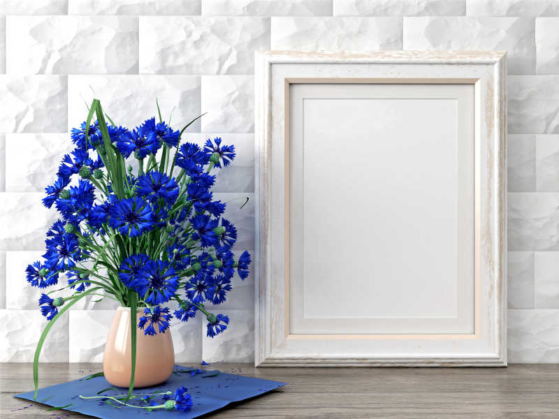 白色背景中的空的现代风格框架和一瓶蓝花
