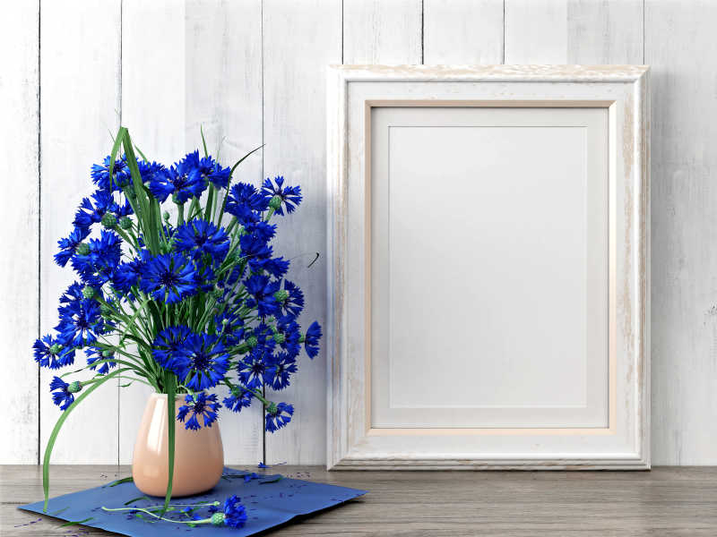 空照片框架和一盆蓝色花卉