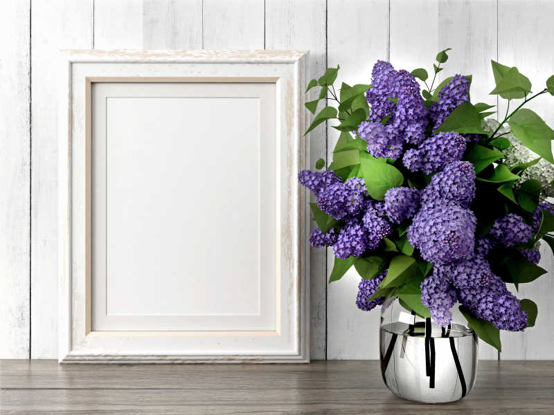 空相框和一瓶紫色的花