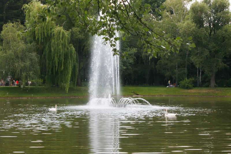 湖中的喷泉