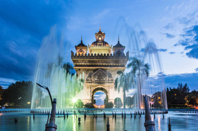老挝著名建筑前的喷泉