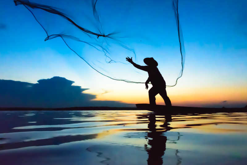 渔夫在日落时钓鱼的行为