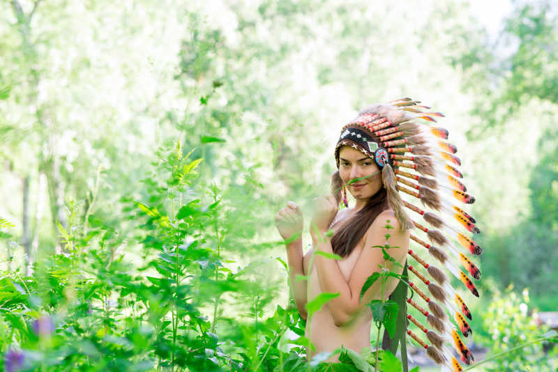 绿色森林中的印第安人像摄影