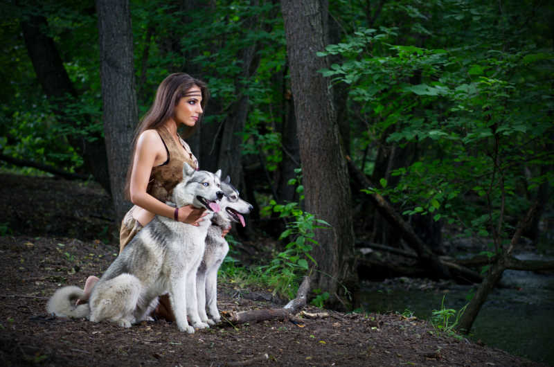 带着狗在森林里的小女孩