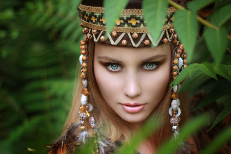 在森林里穿着传统服饰的印第安人