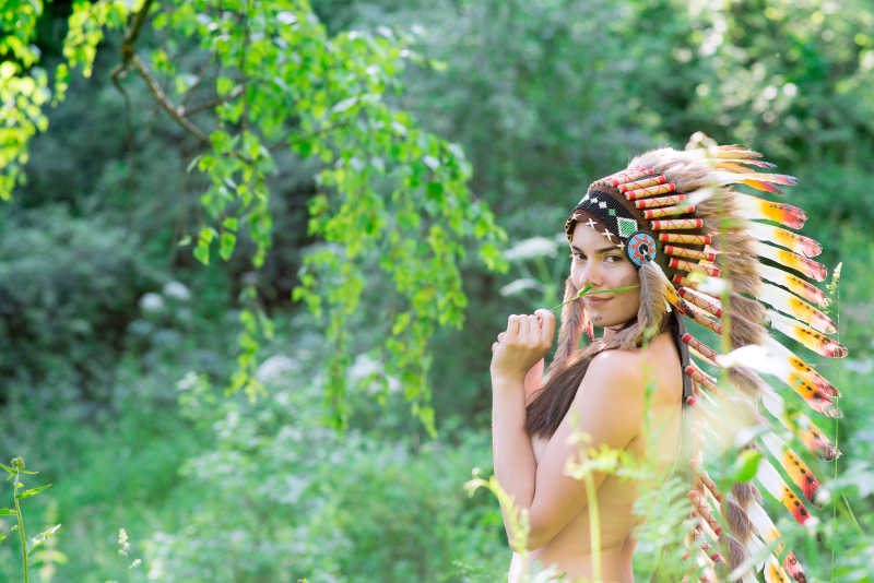 在绿色森林中的印第安人像摄影摆拍