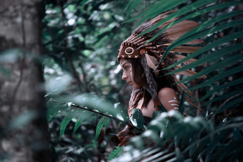 印第安人穿着传统服饰的印度妇女在野生森林中摆姿势