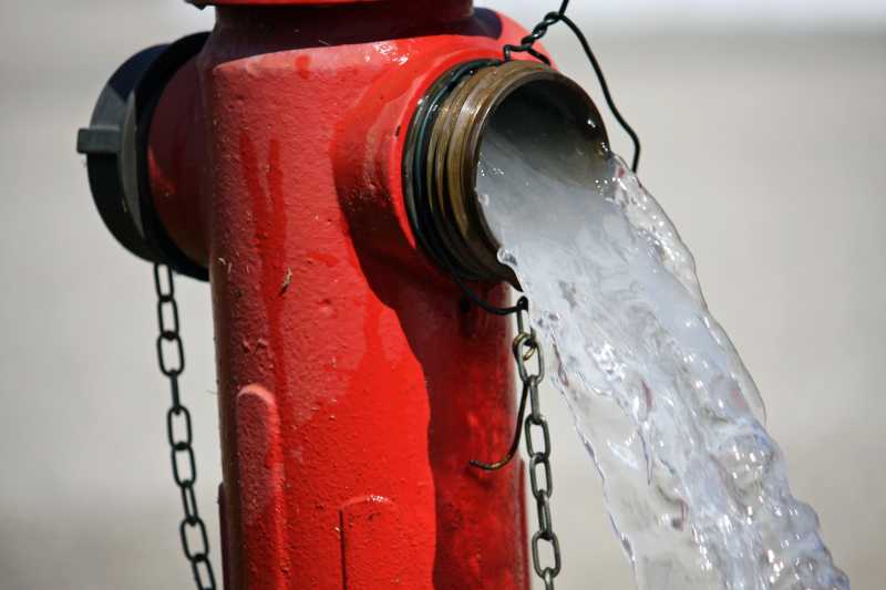 正在喷水的红色消防栓