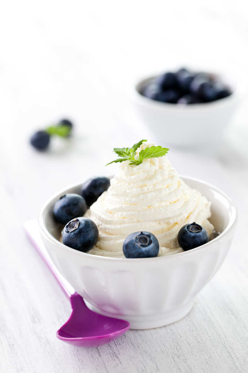 香草冰淇淋加碗中的蓝莓