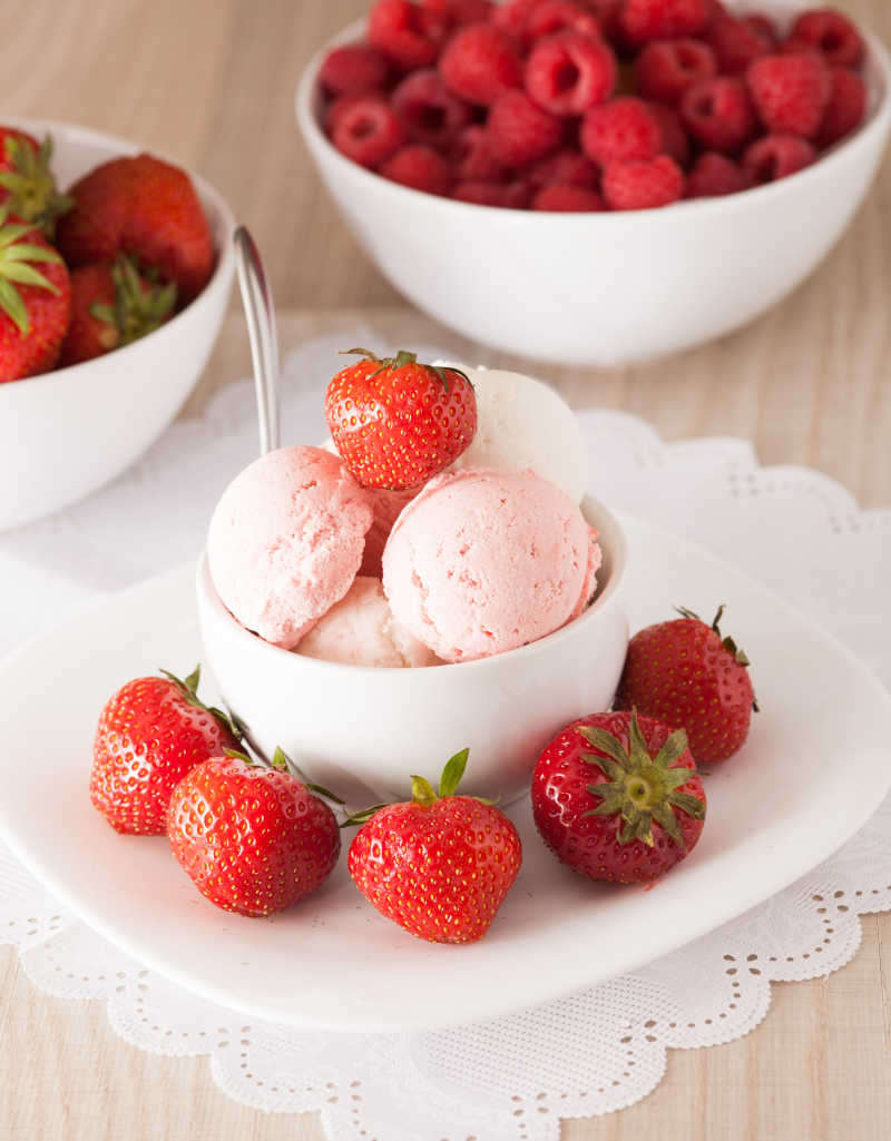 草莓与草莓味冰淇淋