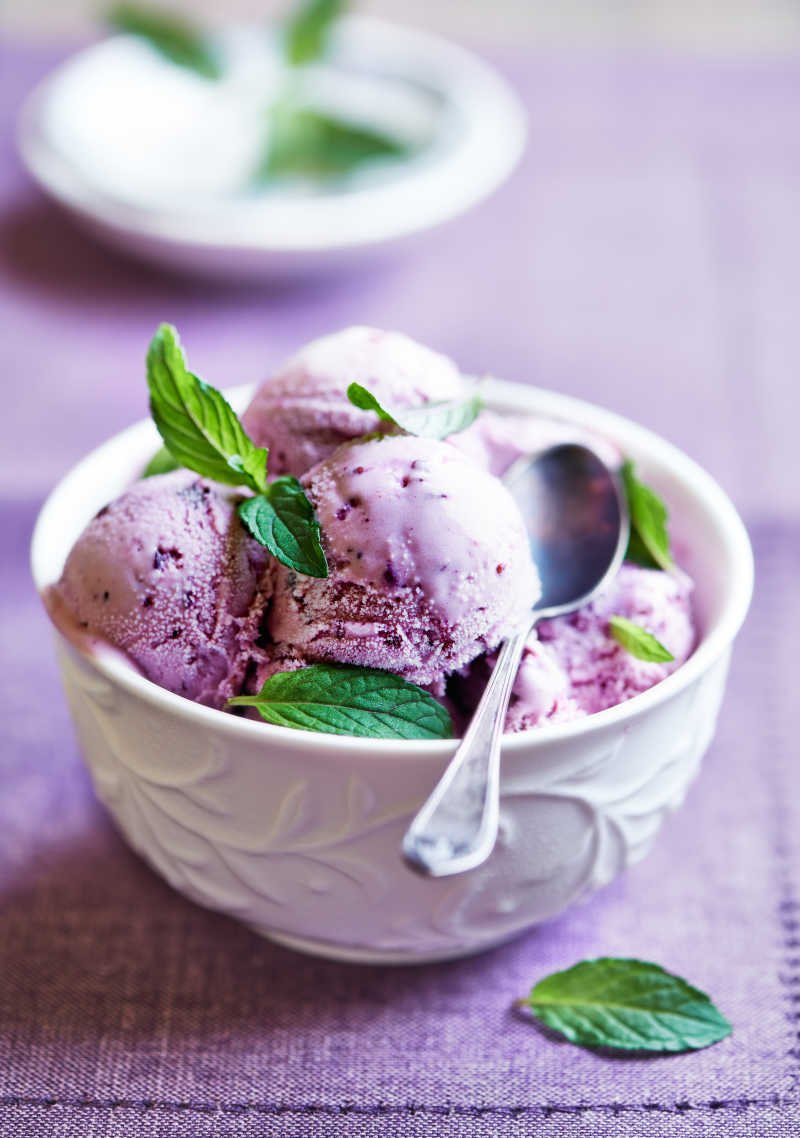 薄荷叶蓝莓冰淇淋
