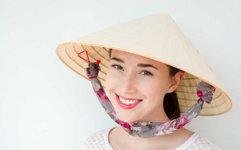 戴着草帽微笑着的越南姑娘