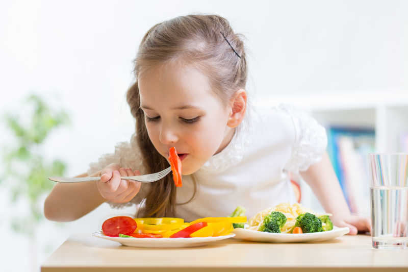 一个小女孩在吃健康的食物